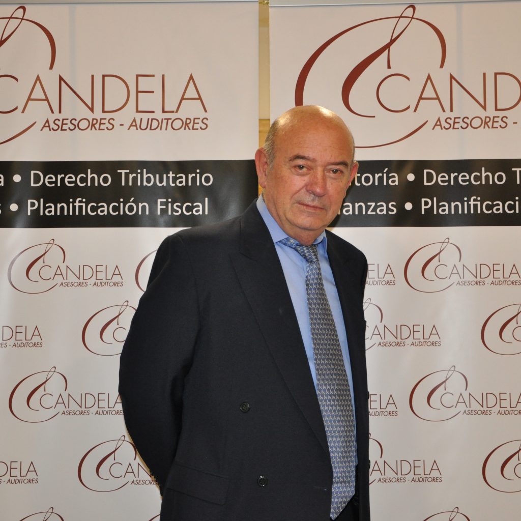 Rubén Candela Ramos, economista y asesor fiscal, en su despacho en Málaga